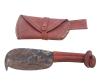 <span class='ref_item'>139 -</span> <span class="object_title">PODÓN O CALABOZO ANTIGUO</span>   <p><span class="technical_description">Este podón o calabozo es una herramienta de poda antigua, caracterizada por su hoja curva de metal y mango envuelto en cuero. Se utiliza tradicionalmente para tareas agrícolas como cortar ramas o arbustos. Presenta una hoja de acero oxidada con una curvatura característica y un gancho en la punta para enganchar vegetación. Se acompaña de su funda de piel. Medidas: 29.5 x 7.5cm.</span><br></p>