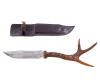 <span class='ref_item'>134 -</span> <span class="object_title">CUCHILLO DE CAZA CON MANGO DE ASTA DE CIERVO</span>   <p><span class="technical_description">Cuchillo de caza artesanal que cuenta con un mango distintivo hecho de asta de ciervo o corzo. La hoja está realizada en acero inoxidable y presenta un borde dentado o 'de sierra' en el lomo. La hoja tiene una longitud de 16.5cm hasta el comienzo del mango y una longitud total de 38cm. Se acompaña de funda realizada con cuero artesanal en color marrón oscuro.</span><br></p>