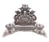 <span class='ref_item'>97 -</span> <span class="object_title">ESCRIBANÍA DE DISEÑO ANTIGUO EN METAL PLATEADO CON DOBLE TINTERO Y PORTACARTAS, DECORADA AL ESTILO BARROCO</span>   <p><span class="technical_description">Escribanía de diseño antiguo realizada en metal plateado. Compuesta por dos vasos para tinta con recipientes interiores extraibles y tapas abatibles y parte trasera decorativa como portacartas, esta decorada al estilo barroco con motivos vegetales, calados y querubín en el centro.<br/>Medidas: 17 cm de longitud y29 cm en su parte más ancha</span><br></p>