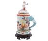 <span class='ref_item'>87 -</span> <span class="object_title">GRAN JARRA CON TAPA EN PORCELANA DE ESTILO CAPODIMONTE</span>   <p><span class="technical_description">Jarra en porcelana policromada al estilo Capodimonte que cuenta con un asa distintiva en forma de elefante. El diseño presenta querubines en relieve alrededor del cuerpo y una figura de un querubín en la tapa sosteniendo una copa y un racimo de uvas. La tapa está sellada con blue-tack (para evitar que se caiga y se dañe) pero puede quitarse y devolverle la funcionalidad a la tapa. Tiene sello de fabricación en la base. Se acompaña de una peana de madera para exponerla.<br/>Medidas con la peana: 36cm altura.</span><br></p>