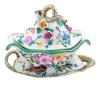 <span class='ref_item'>100 -</span> <span class="object_title">SALSERA ANTIGUA CON TAPA Y BANDEJA EN PORCELANA CHINA.</span>   <p><span class="technical_description">Salsera antigua con tapa y bandeja realizada en porcelana china caracterizada por sus detalles florales pintados a mano y esculpidos en relieve y una figura en la tapa. La bandeja tiene dos asas laterales y la tapa de la sopera tiene otro asa en la parte superior. Con sello en la base de la bandeja. Medidas aprox: 21 x 12 x 16cm.</span><br></p>