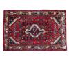 <span class='ref_item'>148 -</span> <span class="object_title">ALFOMBRA PERSA EN LANA ANUDADA A MANO</span>   <p><span class="technical_description">Alfombra persa realizada en lana y anudada a mano. Con diseños geométricos únicos y colores vibrantes como el azul y el verde sobre fondo rojo. Uno de los lados cortos, con flecos. Medidas con flecos: 124cm x 80cm</span><br></p>