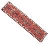 <span class='ref_item'>157 -</span> <span class="object_title">ALFOMBRA DE PASILLO PERSA EN LANA ANUDADA A MANO</span>   <p><span class="technical_description">Alfombra persa confeccionada a mano utilizando lana hilada de calidad. Destaca por su fondo color salmón con un intrincado patrón floral. Ambas cabeceras con flecos. Medidas con flecos: 297cm x 73cm</span><br></p>