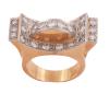 <span class='ref_item'>134 -</span> <span class="object_title">SORTIJA  ESTILO CHEVALIER EN ORO DE 18 KT. Y PLATINO CON DIAMANTES</span>  <p><span class="technical_description">Sortija realizada en oro de 18 kt. y platino. De estilo Chevalier adornada con bandas de diamantes en talla brillante engastadas en grano con peso total aprox. 1.65 ct.<br/>Media sortija: 16<br/>Ref: 4676</span><br>Peso: <span class="PESO_HCES1">14,30</span> <span class="PESOUMED_HCES1">gr.</span><br></p>