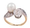 <span class='ref_item'>195 -</span> <span class="object_title">SORTIJA "TU Y YO" EN ORO DE 18 KT. Y PLATINO CON PERLA CULTIVADA Y DIAMANTES</span>  <p><span class="technical_description">Sortija " Tu y Yo " realizada en oro de 18 kt. y Platino compuesta en su cruce por una perla cultivada de color blanco calibrada aprox. 7,3 mm. y por un diamante en talla brillante antigua con peso aprox. 1.74 ct. con adorno de diamantes en talla brillante antigua sobre bandas de Platino con peso total aprox. 0.20 ct. Peso total aprox. de todos los diamantes: 1.94 ct.<br/>Media sortija: 9<br/>Ref: 4724</span><br>Peso: <span class="PESO_HCES1">4,20</span> <span class="PESOUMED_HCES1">gr.</span><br></p>