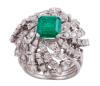 <span class='ref_item'>100 -</span> <span class="object_title">SORTIJA VINTAGE DE CÓCTEL EN PLATINO CON ESMERALDA CENTRAL Y DIAMANTES</span>  <p><span class="technical_description">Gran sortija vintage de cóctel realizada en platino con esmeralda central en su talla rectangular con peso aprox. 2 ct . rodeada de gran orla abovedada en espiral cuajada de diamantes en tallas, brillante y baguette con peso total aprox. de 1.92 ct. Aro de la sortija calado de cuatro bandas.<br/>Medida sortija: 13<br/>Ref: 4183</span><br>Peso: <span class="PESO_HCES1">18,40</span> <span class="PESOUMED_HCES1">gr.</span><br></p>