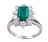 <span class='ref_item'>93 -</span> <span class="object_title">SORTIJA EN PLATINO CON ESMERALDA  Y DIAMANTES</span>  <p><span class="technical_description">Elegante sortija realizada en Platino con esmeralda central en su talla rectangular con peso aprox. 2.5 ct. y orla de diamantes en talla brillante con peso total aprox. 2 ct. <br/>Medida sortija: 20<br/>Ref: 4752</span><br>Peso: <span class="PESO_HCES1">8</span> <span class="PESOUMED_HCES1">gr.</span><br></p>