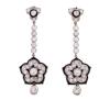 <span class='ref_item'>177 -</span> <span class="object_title">PENDIENTES LARGOS ESTILO ART DÉCO EN PLATINO CON DIAMANTES Y ESMALTE</span>  <p><span class="technical_description">Pareja de pendientes largos realizados en Platino, estilo Art Déco, con diseño de flor colgante de barrita, adornados por diamantes en talla brillante engastados en grano y en chatón con peso total aprox. de 2.44 ct. llevan perfilados en esmalte negro<br/>Cierre: Presiones. Longitud: 4,70 cm<br/>Ref: 4459</span><br>Peso: <span class="PESO_HCES1">9,9</span> <span class="PESOUMED_HCES1">gr.</span><br></p>