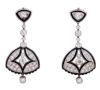 <span class='ref_item'>112 -</span> <span class="object_title">PENDIENTES LARGOS ESTILO ART DÉCO EN PLATINO CON DIAMANTES Y ESMALTE</span>  <p><span class="technical_description">Pareja de pendientes largos estilo Art Déco realizados en Platino con diseño geométrico decorados por diamantes en talla brillante con peso total aprox. 4.20 ct. y perfilados en esmalte negro.<br/>Cierre: Presiones. Longitud: 4,70 cm<br/>Ref: 4440</span><br>Peso: <span class="PESO_HCES1">13,70</span> <span class="PESOUMED_HCES1">gr.</span><br></p>