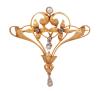 <span class='ref_item'>48 -</span> <span class="object_title">BROCHE ESTILO ART NOUVEAU EN ORO DE 18 KT. Y DETALLES EN PLATINO CON DIAMANTES Y PEQUEÑA PERLA</span>  <p><span class="technical_description">Broche realizado en oro de 18 kt. de estilo Art Nouveau decorado con pequeña perla cultivadas en la parte superior y por diamantes en talla antigua rosa sobre motivos vegetales en Platino con peso total aprox 0.11 ct.<br/>Cierre: Aguja. Medidas: 4,5 cm x 4,5 cm<br/>Ref: 4519</span><br>Peso: <span class="PESO_HCES1">6,3</span> <span class="PESOUMED_HCES1">gr.</span><br></p>