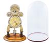 <span class='ref_item'>151 -</span> <span class="object_title">IMPORTANTE RELOJ ASTRONÓMICO DE ESQUELETO MARCA G.M.H. INGLATERRA (S.XX)</span>   <p><span class="technical_description">Este importante reloj cuenta con:<br/>1- Una Esfera Superior que a su vez contiene tres subesferas internas y una ventana: la esfera pequeña izquierda indica el día de la semana. La esfera pequeña derecha indica el día del mes. El anillo exterior plano indica el mes del año en curso. La ventana semicircular inferior (con el logo G.M.H.) muestra las fases de la Luna.<br/>2- Esfera Central Grande que es el corazón del reloj y que cumple una doble función: el anillo exterior plateado marca las horas en números romanos y el disco interior calado (Astrolabio) que representa un mapa estelar con una red que marca las constelaciones del Zodiaco.<br/>3- Esfera Lateral Izquierda que es un barómetro analógico.<br/>4- Esfera Lateral Derecha que mide la ecuación del tiempo, es decir, Muestra la diferencia real en minutos entre el "tiempo solar verdadero" y le "tiempo medio civil".<br/>Con calendario, astrolabio, fase lunar y barómetro, realizado en bronce con péndulo de mercurio de gran precisión. Una de las agujas con forma de dragón.<br/>Péndulo de mercurio de gran precisión.<br/>Cuerda de larga duración por llave. Se acompaña de la llave para darle cuerda en forma de manivela.<br/>La base del reloj es una plataforma circular de madera de caoba que incorpora una burbuja niveladora. Sobre la base hay dos pilares de madera sobre los que se soporta el propio reloj. Sobre la base se coloca un fanal o cúpula de cristal para protegerlo.<br/>En estado de marcha.</span><br><span class="ALTO_HCES1">49 </span><span class="ALTOUMED_HCES1">cm.</span></p>