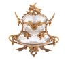 <span class='ref_item'>86 -</span> <span class="object_title">JOYERO EN BRONCE DORADO Y DOBLE CRISTAL. FRANCIA, ÉPOCA NAPOLEÓN III  (S. XIX)</span>   <p><span class="technical_description">Joyero francés elaborado en bronce cincelado y dorado, y, doble cristal.<br/>Su estructura se divide en dos niveles: La parte superior con forma de esfera, porta llave y cerradura. La parte inferior que funciona como una bandeja asentada sobre cuatro patas.<br/>Todo el soporte de bronce cincelado muestra sarmientos entrelazados, hojas de la vid y racimos de uvas en relieve. En la parte más alta de la tapa se muestra un detalle ornamentado de dos pequeñas palomas doradas.<br/>Los finos dobles cristales sobrepuestos, adornados entre ellos con flores nacaradas completan esta magnifica pieza.<br/>Medidas: 18cm altura x 19cm anchura.</span><br></p>