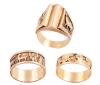 <span class='ref_item'>221 -</span> <span class="object_title">TRES SORTIJAS EN ORO DE 18 KT. CON GRABADOS DE MOTIVOS PRECOLOMBINOS</span>  <p><span class="technical_description">Lote compuesto por tres sortijas realizadas en oro de 18kt. Dos de ellas con diseño de alianza y la tercera con diseño de sello, las tres adornadas por grabados en relieve de motivos precolombinos.<br/>Medidas sortijas: 11, 19 y 20</span><br>Peso: <span class="PESO_HCES1">17,5</span> <span class="PESOUMED_HCES1">gr.</span><br></p>