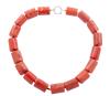 <span class='ref_item'>196 -</span> <span class="object_title">COLLAR DE TRONCOS DE CORAL DEL PACÍFICO CON BROCHE EN PLATA DE LEY 925</span>  <p><span class="technical_description">Collar formado por troncos de coral del Pacífico calibrados aprox. en su ancho, entre 27mm y 30mm. Broche realizado en plata de ley 925 con motivo náutico<br/>Cierre: Mosquetón. Longitud: 48 cm</span><br>Peso: <span class="PESO_HCES1">243,50</span> <span class="PESOUMED_HCES1">gr.</span><br></p>
