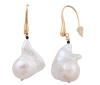 <span class='ref_item'>44 -</span> <span class="object_title">PENDIENTES COLGANTES EN PLATA DE LEY 925 CHAPADA EN ORO CON GRANDES PERLAS BARROCAS CULTIVADAS EN AGUA DULCE</span>  <p><span class="technical_description">Pareja de pendientes colgantes realizados en plata de ley 925 chapada en oro con perlas barrocas de gran tamaño y color blanco cultivadas en agua dulce <br/>Cierre: Gancho con presión de silicona. Longitud: 5 cm</span><br>Peso: <span class="PESO_HCES1">18,90</span> <span class="PESOUMED_HCES1">gr.</span><br></p>