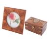<span class='ref_item'>228 -</span> <span class="object_title">MARCO DE FOTOS EN MADERA DE RAÍZ Y CAJA PARA NAIPES DE MADERA Y BRONCE</span>  <p><span class="technical_description">Lote formado por un marco de fotos en madera de raíz con forma cuadrada y ventana circular, con imagen en el fondo de una flor. Medidas: 17 cm x 17 cm y por una caja para naipes de madera y bronce, que esta decorada en la parte superior por cartas y motivos de flores , cierre frontal de pestillo en metal. Medidas: 7,5 cm x 13 cm</span><br></p>