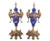 <span class='ref_item'>102 -</span> <span class="object_title">PAREJA DE JARRONES EN BRONCE, PORCELANA AZUL COBALTO Y MEDALLONES ESMALTADOS.</span>   <p><span class="technical_description">Pareja de jarrones decorativos de alta gama fabricados en Italia durante la segunda mitad del siglo XX. Las piezas están inspiradas en modelos clásicos franceses del período Luis XVI.<br/>Cada jarrón presenta un estilizado cuerpo ovoide de porcelana en un intenso color azul cobalto. El frontal de la porcelana está decorado con delicadas escenas galantes de estilo cortesano y motivos románticos. El elemento más distinguido de las bases es la inclusión en el frontal de un delicado medallón ovalado realizado mediante la técnica de esmalte pintado sobre placa de metal que representa un retrato femenino de perfil a modo de camafeos clásicos. Ambas bases de bronce conservan en su reverso inferior la grabación industrial original con el texto "BREVETTATO" junto al nº de patente de molde que certifica su procedencia de los prestigiosos talleres italianos de decoración de lujo de la época.<br/>Uno de los jarrones presenta faltas en el esmalte de la parte central del cuerpo del jarrón.<br/>Medidas: 36.5 x 14.5 x 14cm</span><br></p>