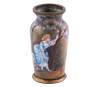 <span class='ref_item'>136 -</span> <span class="object_title">JARRÓN MINIATURA EN ESMALTE PINTADO A MANO SOBRE COBRE</span>   <p><span class="technical_description">Se representa a una figura femenina con vestido azul en un entorno natural interactuando con una paloma blanca que le trae una carta.<br/>Firmado por el artista GARNET. (fue un maestro esmaltador francés activo a finales del siglo XIX y principios del siglo XX, especializado en piezas hechas con la técnica de esmalte pintado sobre cobre tradicionales de la región de Limoges, Francia).<br/>Medidas: 6cm altura x 3cm diámetro</span><br></p>