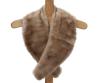 <span class='ref_item'>185 -</span> <span class="object_title">CUELLO DE LOMOS DE VISÓN EN TONO CAMEL</span>   <p><span class="technical_description">Cuello realizado en lomos de visón en tono camel claro. Con suave tacto y bonito color muy combinable<br/>Forro interior satinado en color marrón</span><br></p>