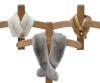 <span class='ref_item'>186 -</span> <span class="object_title">LOTE DE 3 CUELLOS DE LOMOS DE VISÓN EN COLORES GRIS, MARRÓN Y BLANCO</span>   <p><span class="technical_description">Lote compuesto por tres cuellos realizados en lomos de visón en colores gris, marrón y blanco, de tamaño pequeño. Muy combinables. <br/>El gris, pequeño para solapa lleva forro interior satinado de color gris.<br/>El marrón y el blanco más pequeños, para cuello cerrado, llevan botones decorativos</span><br></p>