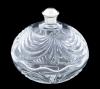 <span class='ref_item'>88 -</span> <span class="object_title">ELEGANTE BOMBONERA VINTAGE EN CRISTAL TALLADO CON POMO EN PLATA BAJA</span>   <p><span class="technical_description">Destaca por su cuerpo globular fabricado en cristal transparente de gran grosor, ornamentado con un elaborado relieve tallado en forma de ondas y motivos vegetales. La tapa, a juego con el diseño del cuerpo, remata en un pomo con guarnición en plata baja.<br/>Presenta un ligero lascado en una de las ondas del borde del cuerpo de la bombonera el cual apenas se aprecia.<br/>Medidas: 15cm altura x 15cm de diámetro.<br/> </span><br></p>