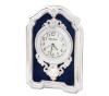 <span class='ref_item'>90 -</span> <span class="object_title">RELOJ DE SOBREMESA PEDRO DURÁN EN PLATA DE LEY 925MM</span>   <p><span class="technical_description">Reloj de sobremesa de cuarzo con marco ornamental de plata y fondo de terciopelo azul de la prestigiosa marca española Pedro Durán.<br/>Esfera redonda con números arábigos y la firma de la marca. Esta pieza está rematada con una delicada filigrana de plata que enmarca la esfera. En el lateral izquierdo del marco punzón y firma de la marca. La trasera está realizada en madera en tono oscuro.<br/>En funcionamiento. Medidas: 16 x 11cm</span><br></p>
