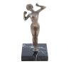 <span class='ref_item'>119 -</span> <span class="object_title">ESCULTURA EN BRONCE DE UNA FIGURA FEMENINA DESNUDA</span>   <p><span class="technical_description">Escultura realizada en bronce patinado sobre una peana cuadrada de mármol negro veteado que representa a una figura femenina desnuda.<br/>Presenta pequeña fisura superficial casi inapreciable en la zona del empeine que no afecta a la estabilidad ni solidez de la escultura.<br/>Medidas: 16.5 x 8 x 8cm</span><br></p>