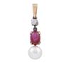 <span class='ref_item'>104 -</span> <span class="object_title">COLGANTE EN ORO BICOLOR  DE 18 KT. CON DIAMANTE, RUBÍ Y PERLA CULTIVADA</span>  <p><span class="technical_description">Colgante de diseño vertical realizado en oro bicolor de 18 kt. compuesto por un diamante en talla brillante engastado en garra con peso aprox. 0.22 ct, un rubí en cabujón oval también engastado en garra con peso aprox. 1.50 ct. y rematando una perla cultivada de color blanco calibrada aprox. 9,4 mm. Asa larga para colgar<br/>Longitud: 4,5 cm</span><br>Peso: <span class="PESO_HCES1">4,80</span> <span class="PESOUMED_HCES1">gr.</span><br></p>