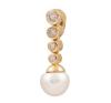 <span class='ref_item'>114 -</span> <span class="object_title">COLGANTE EN ORO DE 18 KT. CON DIAMANTES Y PERLA CULTIVADA</span>  <p><span class="technical_description">Colgante realizado en oro de 18 kt. con diseño vertical compuesto por tira de chatones de diamantes en talla brillante con peso total aprox. 0.15 ct. y colgando una perla cultivada de color blanco calibrada aprox.7,5 mm, Asa en parte posterior para colgar<br/>Longitud: 2 cm</span><br>Peso: <span class="PESO_HCES1">2,20</span> <span class="PESOUMED_HCES1">gr.</span><br></p>