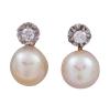 <span class='ref_item'>53 -</span> <span class="object_title">PENDIENTES DISEÑO "TU Y YO" EN ORO DE 18KT. Y ORLA Y GARRAS EN PLATINO CON DIAMANTES Y PERLAS CULTIVADAS</span>  <p><span class="technical_description">Pareja de pendientes diseño " Tu y Yo" realizados en oro de 18 kt. con orla y garras en platino engastando diamantes en talla brillante con peso total aprox. 0.25 ct. y con perlas cultivadas de color blanco calibradas aprox:10 mm<br/>Cierre pendientes: Omega</span><br>Peso: <span class="PESO_HCES1">6,90</span> <span class="PESOUMED_HCES1">gr.</span><br></p>