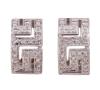 <span class='ref_item'>198 -</span> <span class="object_title">PENDIENTES EN ORO DE 18 KT. CON CENEFA CLÁSICA ADORNADA POR DIAMANTES</span>  <p><span class="technical_description">Pareja de pendientes con forma de medio aro, realizados en oro de 18 KT. decorados con cenefa clásica adornada por diamantes en talla brillante con peso total aprox. 1.10 ct.<br/>Cierre pendientes: Omega</span><br>Peso: <span class="PESO_HCES1">7,80</span> <span class="PESOUMED_HCES1">gr.</span><br></p>