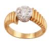 <span class='ref_item'>19 -</span> <span class="object_title">SORTIJA SOLITARIO EN ORO BICOLOR DE 18 KT. CON DIAMANTE EN BRILLANTE PESO APROX. 1.70 CT</span>  <p><span class="technical_description">Sortija solitario realizada en oro de 18 kt. con original diseño de aro gallonado y cruzado con un diamante central en talla brillante engastado en bisel abierto con peso aprox. 1.70 ct.<br/>Estimación de color: H - I<br/>Estimación de pureza: VS1 - VS2<br/>Medida sortija: 13</span><br>Peso: <span class="PESO_HCES1">7,90</span> <span class="PESOUMED_HCES1">gr.</span><br></p>