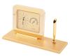 <span class='ref_item'>104 -</span> <span class="object_title">RELOJ CITIZEN DE SOBREMESA CON ALARMA Y TERMÓMETRO TIPO ESCRIBANÍA. CUARZO. AÑOS 80</span>   <p><span class="technical_description">Reloj de sobremesa tipo escribanía, marca Citizen, realizado en metal dorado. Movimiento de cuarzo. Tiene función de alarma-despertador e interruptor para silenciarlo en la parte trasera. Además cuenta con un medidor de temperatura en grados Fahrenheit y Celsius. Con base y soporte para pluma o bolígrafo. Nº 4RE990. En funcionamiento. <br/>Medidas: 11 x 20 x 6.5cm</span><br></p>