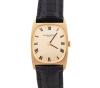 <span class='ref_item'>109 -</span> <span class="object_title">RELOJ PULSERA "VACHERON CONSTANTIN" GENÈVE. CAJA EN ORO DE 18 KT. CORREA DE PIEL MECANISMO DE CUERDA MANUAL</span>  <p><span class="technical_description">Reloj de pulsera " VACHERON CONSTANTIN" GENÈVE. Caja de forma rectangular con bordes redondeados (estilo tonel)realizada en oro de 18 kt. esfera en tono champán con números romanos y agujas en negro, medidas: 35 mm x 25 mm. Correa de piel negra con hebilla de la Firma. Nª posterior: 472081.<br/>Mecanismo de cuerda manual. En estado de marcha</span><br>Peso: <span class="PESO_HCES1">27,8</span> <span class="PESOUMED_HCES1">gr.</span><br></p>