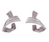 <span class='ref_item'>13 -</span> <span class="object_title">PENDIENTES EN ORO DE 18 KT. CON DISEÑO DE LAZO Y DIAMANTES</span>  <p><span class="technical_description">Pareja de pendientes realizados en oro de 18 kt. con diseño de lazos adornados por carriles de diamantes en talla princesa con peso total aprox. 2.55 ct.<br/>Cierre: Omega<br/>Ref:  3058</span><br>Peso: <span class="PESO_HCES1">15</span> <span class="PESOUMED_HCES1">gr.</span><br></p>