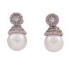 <span class='ref_item'>75 -</span> <span class="object_title">PENDIENTES DESMONTABLES EN ORO DE 18 KT. CON PERLAS AUSTRALIANAS Y DIAMANTES</span>  <p><span class="technical_description">Pareja de pendientes desmontables realizados en oro de 18 kt. Formados por perlas Australianas cultivadas con buen oriente blanco y calibradas aprox. 12,5 mm. Casquillo y botón superior( que puede utilizarse solo como pendiente dormilona),adornados por diamantes en tallas brillante y trapecio con peso total aprox. 2.5 ct.<br/>Cierre: Omega. Longitud: 2,5 cm<br/>Ref: 77068</span><br>Peso: <span class="PESO_HCES1">12,10</span> <span class="PESOUMED_HCES1">gr.</span><br></p>
