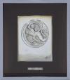 <span class='ref_item'>44 -</span> <span class="object_title">RELIEVE ESCULTÓRICO EN PLATA DE LEY 925 MM TITULADO "EVA ESPAZIALE"</span>   <p><span class="author">SALVADOR DALI (Figueras, 1904-1989)  </span> <br><span class="technical_description">Relieve escultórico realizado en plata de ley 925mm con la firma reproducida de Salvador DALI en el ángulo inferior derecho. Se trata de una edición limitada a 1500 ejemplares. Este ejemplar corresponde al nº 1467. <br/>La obra de carácter surrealista representa la figura femenina de Eva integrada en una forma circular/ovoide, mediante un tratamiento sinuoso y orgánico característico del imaginario escultórico de Dalí.<br/>Peso neto de la plata: 250gr. Con punzón en la parte inferior del ángulo izquierdo de la obra. Medidas: 16.8 x 22.1cm<br/>Enmarcado en marco metálico y doble panel de metacrilato. Medidas enmarcado: 38 x 33cm<br/>Con certificado pegado en el reverso.</span><br></p>