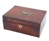<span class='ref_item'>120 -</span> <span class="object_title">CAJA JOYERO EN MADERA NOBLE CON MARQUETERIA DE LATÓN. S.XIX</span>   <p><span class="technical_description">La pieza destaca por la tapa superior ricamente ornamentada con finas líneas de latón.<br/>El interior oculta un compartimento de fuelle desplegable forrado en terciopelo diseñado específicamente para salvaguardar cartas, sobres, documentos, etc. Se libera mediante un pequeño pasador superior.<br/>Cuenta con cerradura y un escudo bocallave de latón en el frontal. (sin llave). Presenta ligeras faltas en el latón de la marquetería de la tapa y desgaste por el paso del tiempo. Medidas cerrada: 10 x 23 x 16cm.</span><br></p>