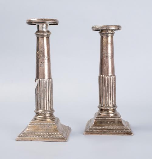 PAREJA DE CANDELEROS EN PLATA ESPAÑOLA, SIGLO XVIII