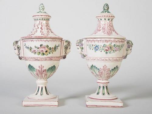 PAREJA DE JARRONES EN CERÁMICA FRANCESA,ESTILO ROCOCÓ