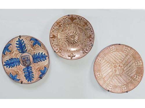 TRES PLATOS EN CERÁMICA DE REFLEJO METÁLICO,VALENCIA,PRIM