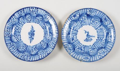 PAREJA DE PLATOS EN CERÁMICA DE MANISES, S. XX