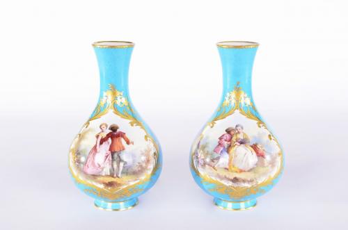 PAREJA DE JARRONCITOS EN PORCELANA DE PARÍS, SIGLO XIX
