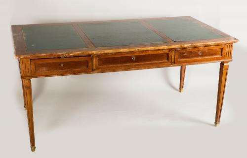 BUREAU PLAT EN MADERA DE NOGAL CON TAPA DE CUERO VERDE CON