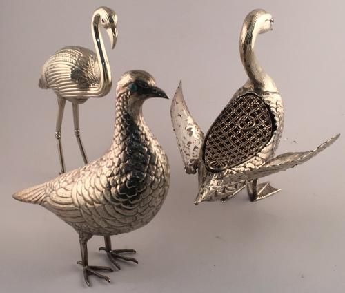 TRES FIGURAS DECORATIVAS EN METAL PLATEADO