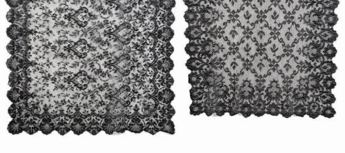 DOS MANTILLAS EN ENCAJE NEGRO, SIGLO XIX