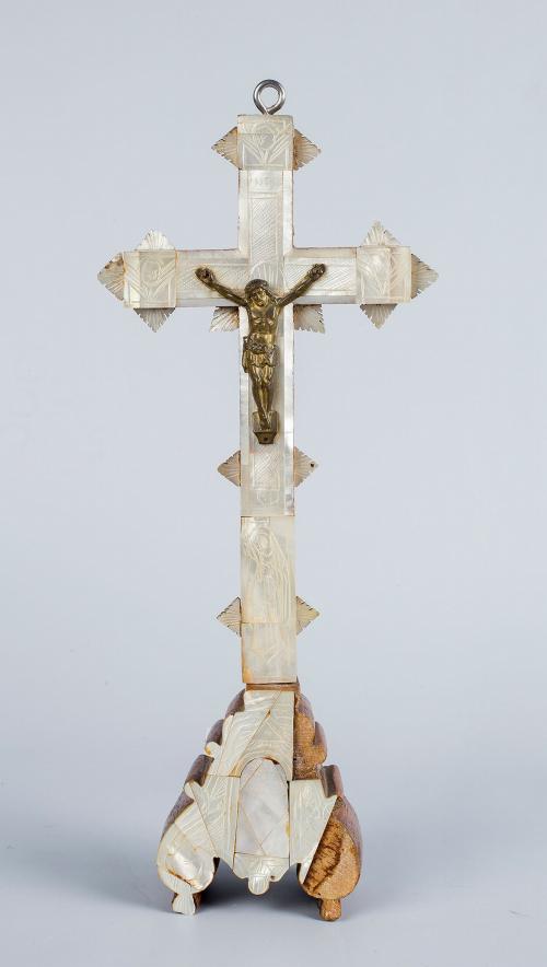 CRUZ DE JERUSALÉN CON CRISTO CRUCIFICADO, EN MADERA CON DEC