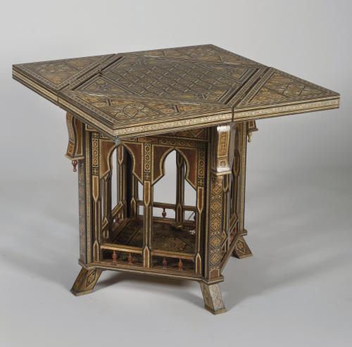 MESA DE JUEGO DE PAÑUELO ESTILO MUDEJAR, SIGLO XIX