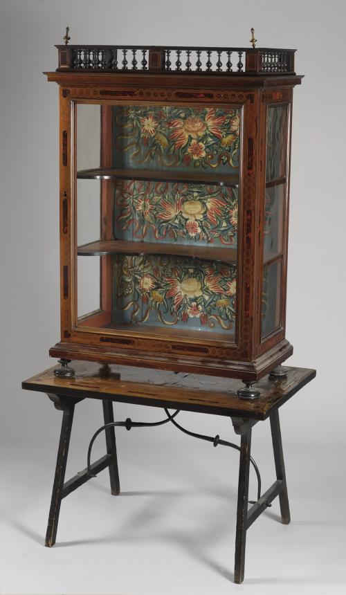 VITRINA ESPAÑOLA, SIGLO XVII  CON POLICROMÍA POSTERIOR