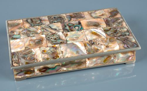 CAJA CON PLACAS DE NÁCAR